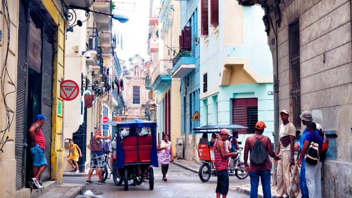 kuba-sokaklari-insanlar