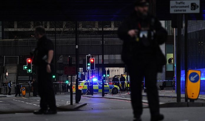 ingiliz-bicakli-saldiri