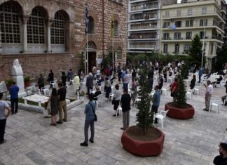 Yunanistan’da halk kiliselere koştu!..