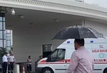 Ambulans Şoförü Sağlık Bakanlığı Önünde Kendisini Ambulansa Kilitledi