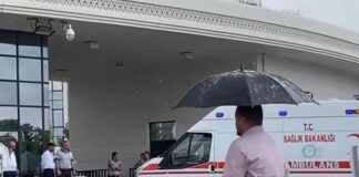 Ambulans Şoförü Sağlık Bakanlığı Önünde Kendisini Ambulansa Kilitledi