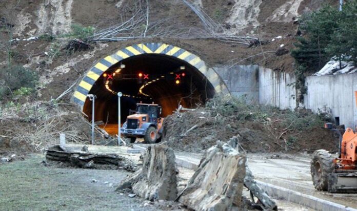 Bolu Tüneli Girişinde Heyelan Meydana Geldi! Bolu Tüneli Girişinde Heyelan Meydana Geldi!