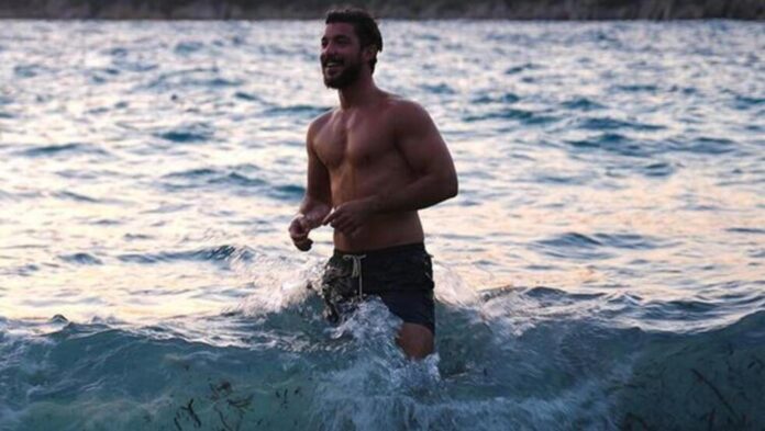 Kaan Yıldırım Kaslı Vücudu ile Plajın Gözdesi Oldu!