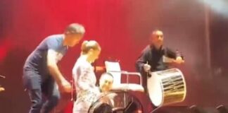Serdar Ortaç Sahne Aldığı Sırada Düştü!