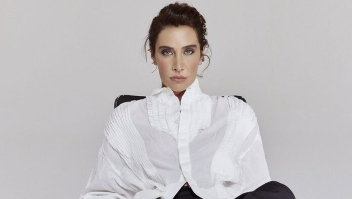 Sıla Düştüm ve Köprücük Kemiğimi Kırdım Sıla: Düştüm ve Köprücük Kemiğimi Kırdım