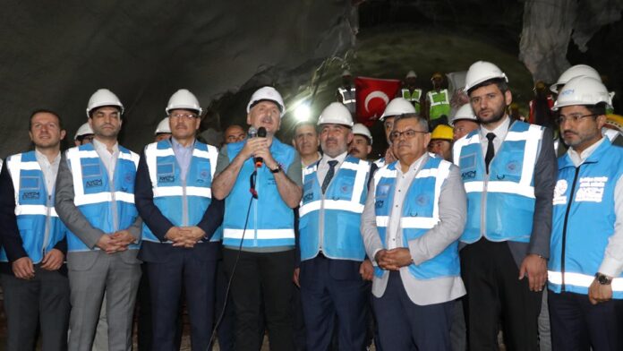 Bakan Karaismailoğlu Ankara-Bursa ve Bursa-İstanbul arası 2 saat 15 dakika olacak Bakan Karaismailoğlu: Ankara-Bursa ve Bursa-İstanbul arası 2 saat 15 dakika olacak