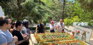 Cüneyt Arkın'ın Mezarını Hiç Boş Kalmıyor!