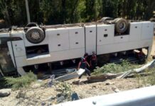 Denizli'de tur otobüsü takla attı!