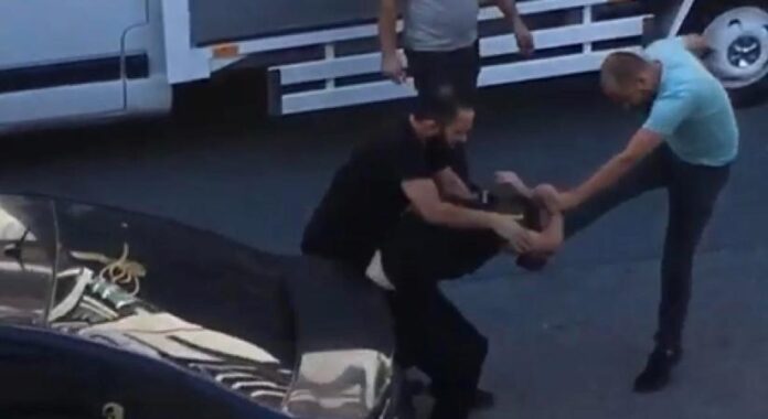 Esenyurt’ta ilginç olay! Taksi şoförü yolcuyu tekme tokat dövdü! Esenyurt’ta ilginç olay! Taksi şoförü yolcuyu tekme tokat dövdü!