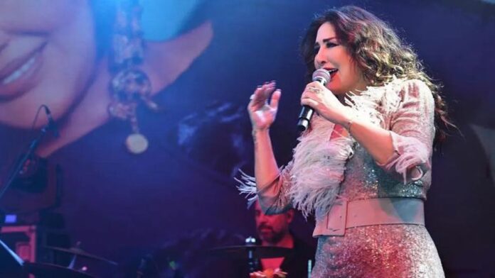 Nükhet Duru Sahnesini Yarıda Kesti!