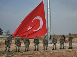 Suriye askerleri Türkiye sınırına bayrak sallayarak geldi!