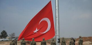 Suriye askerleri Türkiye sınırına bayrak sallayarak geldi!