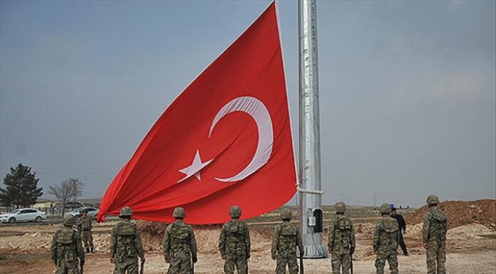 Suriye askerleri Türkiye sınırına bayrak sallayarak geldi! Suriye askerleri Türkiye sınırına bayrak sallayarak geldi!