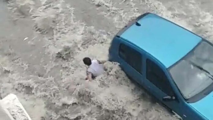 Esenyurt'ta 2 kişi sele kapıldı!