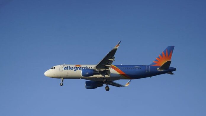 Meksika’dan ABD’ye giden yolcu uçağının motoru havada alev aldı