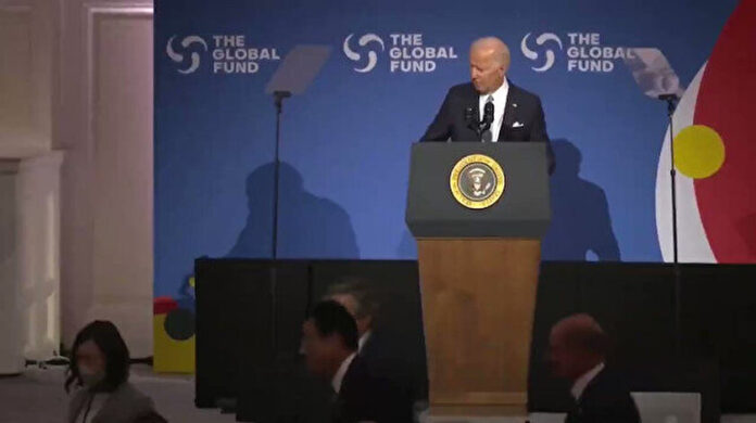 ABD Başkanı Joe Biden'ın kürsüdeki hareketleri sosyal medyada gündem oldu ABD Başkanı Joe Biden'ın kürsüdeki hareketleri sosyal medyada gündem oldu