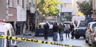 Bağcılar'da uyuşturucu bağımlısı adam annesinin kafasını kesip sokağa fırlattı!