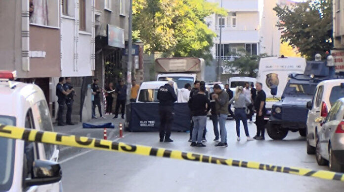 Bağcılar'da uyuşturucu bağımlısı adam annesinin kafasını kesip sokağa fırlattı!