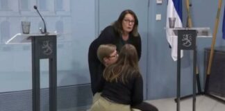 Finlandiya İçişleri Bakanı, canlı yayında bayıldı