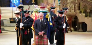 Kraliçe II. Elizabeth'in çocukları cenaze başında nöbet tuttu