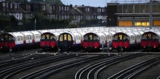 İngiltere'de demir yolu işçilerinin grevi ulaşımı olumsuz etkiliyor