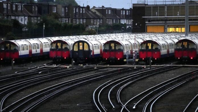 İngiltere'de demir yolu işçilerinin grevi ulaşımı olumsuz etkiliyor