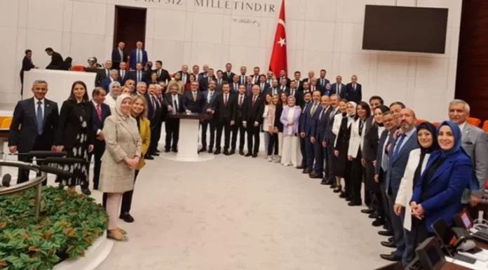 Sansür Yasası’nı Meclis’ten geçirip ‘hatıra fotoğrafı’ çektirdiler Sansür Yasası'nı Meclis'ten geçirip 'hatıra fotoğrafı' çektirdiler