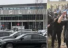 Almanya’nın başkenti Berlin’de yüzlerce kişi Tesla fabrikasına saldırdı