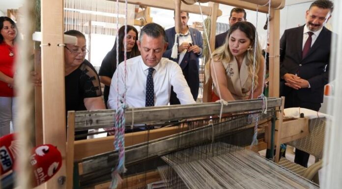 Özgür Özel Hatay’da dokuma atölyesini ziyaret etti, atkı dokudu