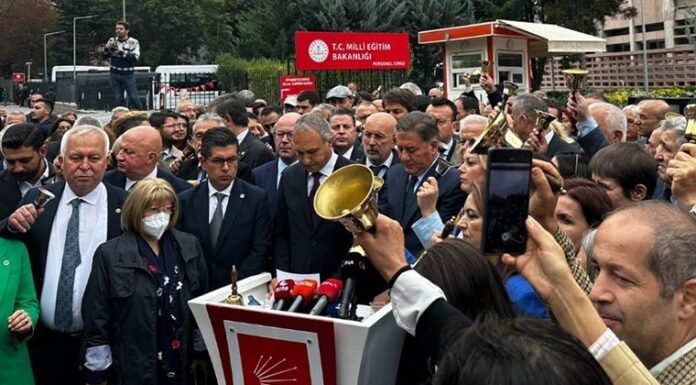 CHP heyeti Milli Eğitim Bakanlığı’na yürüdü: ‘Zil, sizi uyarmak için çalıyor’