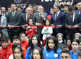Gençlik ve Spor Bakanı Osman Aşkın Bak, Van’da gençlerle buluştu