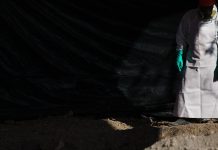 Kıyıya vuran tekne içinde çürümeye başlamış 13 ceset bulundu