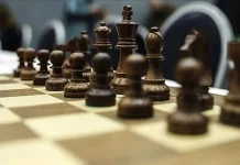 17 yaşındaki gençten satrançta devrim: Geliştirdiği gözlük kusursuz hamleleri gösteriyor!