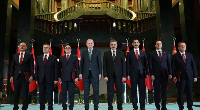 Cumhurbaşkanı Erdoğan, Yılın İdarecilerine ödüllerini verdi Kaynak: Cumhurbaşkanı Erdoğan, Yılın İdarecilerine ödüllerini verdi