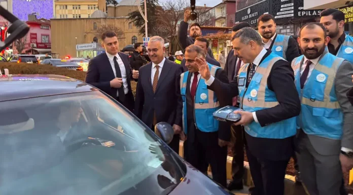 İçişleri Bakanı Çiftçi AKP Gençlik Kolları yeleği giydi, iftarlık dağıttı