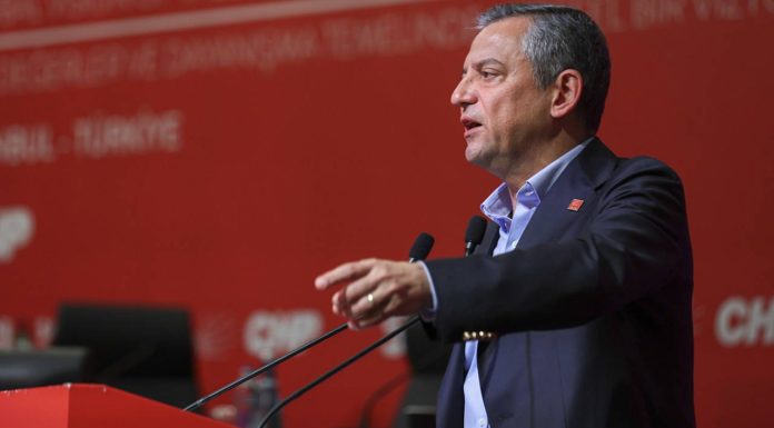 Özel’den ‘monarşi övgüsü’ne tepki: ‘Özür dilemedikçe bir dakika daha bu görevi yapamaz’