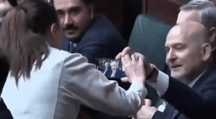 Süleyman Soylu ‘Gülistan Doku’ sorusuna sinirlendi, gazetecinin telefonunu engelledi: CHP’den sert tepki!