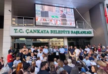 Yurttaşlar tutuklama sonrası belediye önünde toplandı: Güner’in suçu “Yürünecekse yol Özgür Özel’le yürünür” demesidir