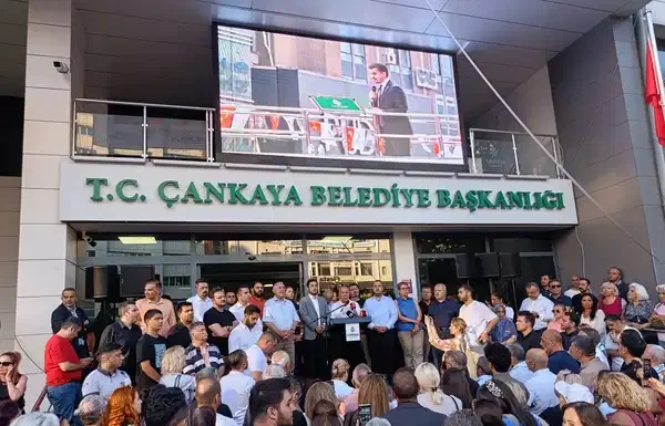 Yurttaşlar tutuklama sonrası belediye önünde toplandı: Güner’in suçu “Yürünecekse yol Özgür Özel’le yürünür” demesidir