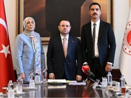 Bakan Gürlek, Muhsin Yazıcıoğlu’nun eşi ve oğlu ile bir araya geldi