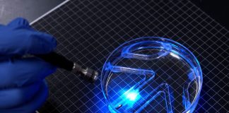 Canlı kaslarla çalışan yüzücü robot geliştirildi. Hassas ortamların yeni keşif aracı olabilir