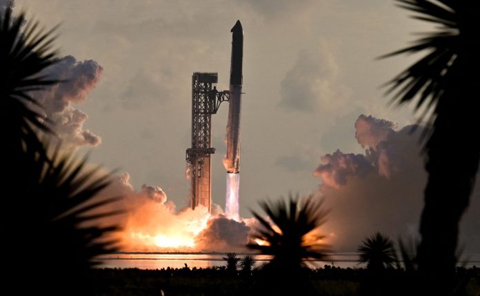 SpaceX, motor arızasına rağmen Starship'i ilk kez yörüngeye yerleştirdi SpaceX, motor arızasına rağmen Starship'i ilk kez yörüngeye yerleştirdi