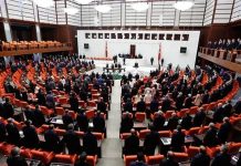 Meclis’te ‘fon krizi’ gerilimi: Muhalefetin tepkisi dinmedi, birleşime ara verildi Meclis’te 'fon krizi' gerilimi: Muhalefetin tepkisi dinmedi, birleşime ara verildi