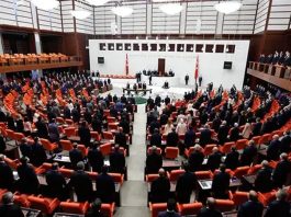 Meclis’te ‘fon krizi’ gerilimi: Muhalefetin tepkisi dinmedi, birleşime ara verildi Meclis’te 'fon krizi' gerilimi: Muhalefetin tepkisi dinmedi, birleşime ara verildi