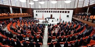 Meclis’te ‘fon krizi’ gerilimi: Muhalefetin tepkisi dinmedi, birleşime ara verildi Meclis’te 'fon krizi' gerilimi: Muhalefetin tepkisi dinmedi, birleşime ara verildi
