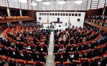 Meclis’te ‘fon krizi’ gerilimi: Muhalefetin tepkisi dinmedi, birleşime ara verildi Meclis’te 'fon krizi' gerilimi: Muhalefetin tepkisi dinmedi, birleşime ara verildi