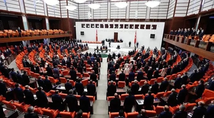 Meclis’te ‘fon krizi’ gerilimi: Muhalefetin tepkisi dinmedi, birleşime ara verildi Meclis’te 'fon krizi' gerilimi: Muhalefetin tepkisi dinmedi, birleşime ara verildi